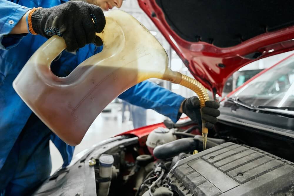 Synthetic vs. Conventional Oil: Which Is Right for Your Car? 2 Fastest engine oil change Abu Dhabi